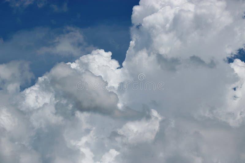Nuvens tormentosos bonitas e céu dramático imagens de stock