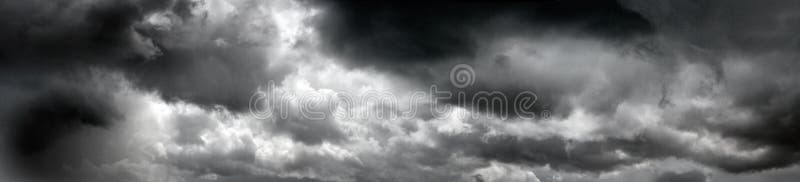 Nuvens escuras e tempestuosas fotografia de stock royalty free