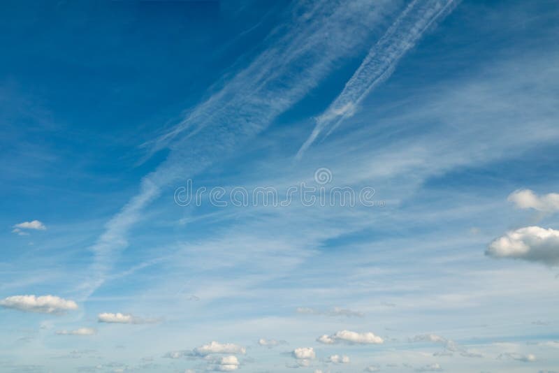 Nuvens transparentes pequenas que voam contra o céu azul imagem de stock royalty free Nuvens transparentes pequenas que voam contra o céu azul imagem de stock royalty free