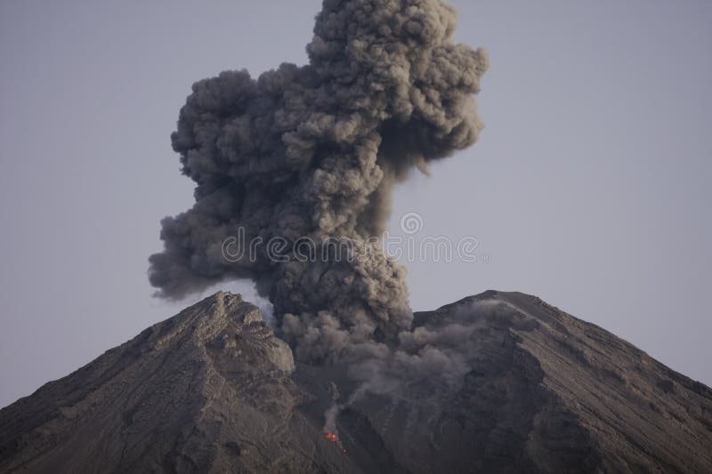 Nuvola di cenere vulcanica da Semeru Java Indonesia