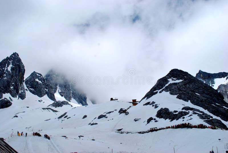 Nuvola e montagne della neve immagine stock libera da diritti Nuvola e montagne della neve immagine stock libera da diritti