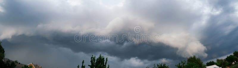 Nuvola estrema dello scaffale di temporale Paesaggio di estate di tempo severo immagini stock libere da diritti Nuvola estrema dello scaffale di temporale Paesaggio di estate di tempo severo immagini stock libere da diritti