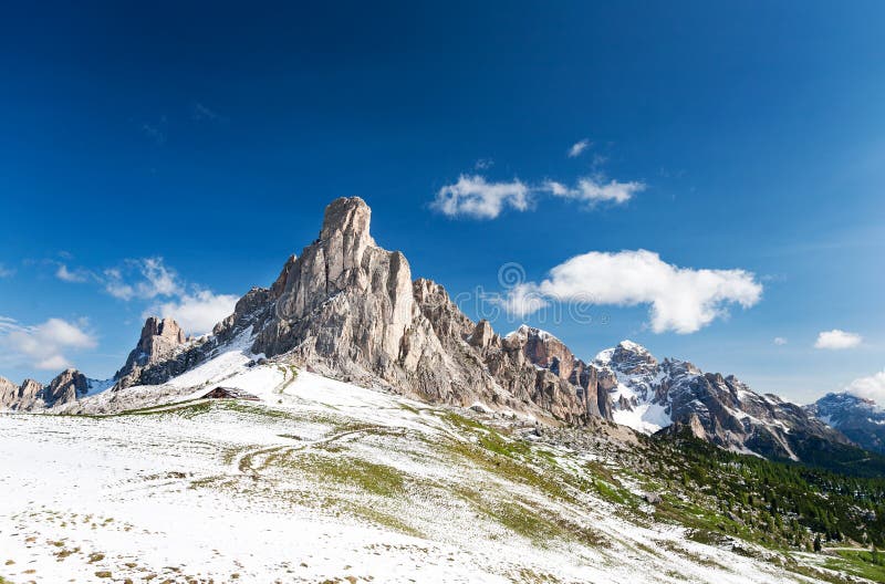 Nuvolau szczyt po lato opadu śniegu; passo Giau, dolomity, Włochy obrazy royalty free Nuvolau szczyt po lato opadu śniegu; passo Giau, dolomity, Włochy obrazy royalty free
