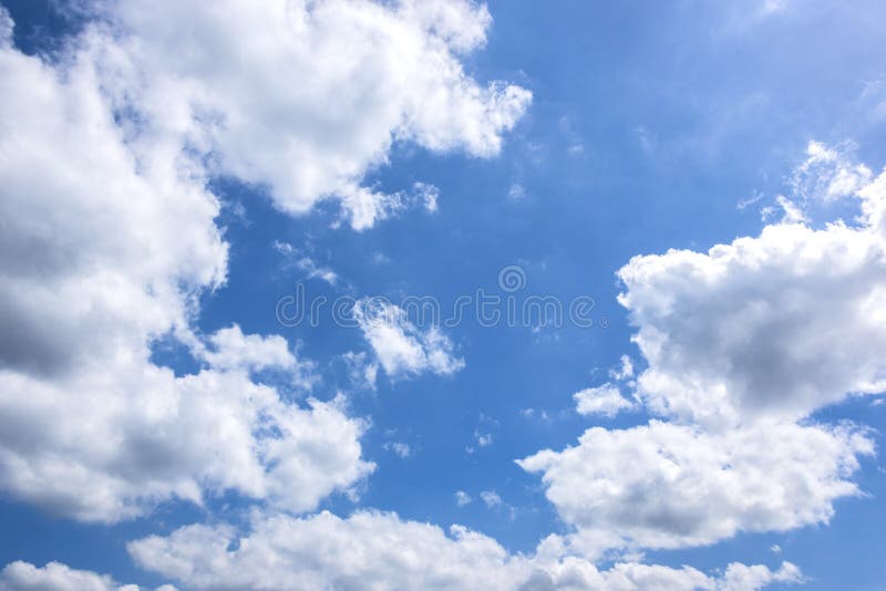 Nuvole bianche in cielo blu per fondo