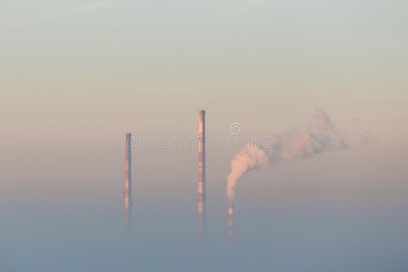 Nuvole bianche di vapore che escono fotografia stock libera da diritti Nuvole bianche di vapore che escono fotografia stock libera da diritti
