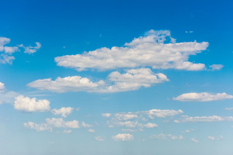 nuvole bianche sullo sfondo naturale del cielo blu fotografia stock nuvole bianche sullo sfondo naturale del cielo blu fotografia stock