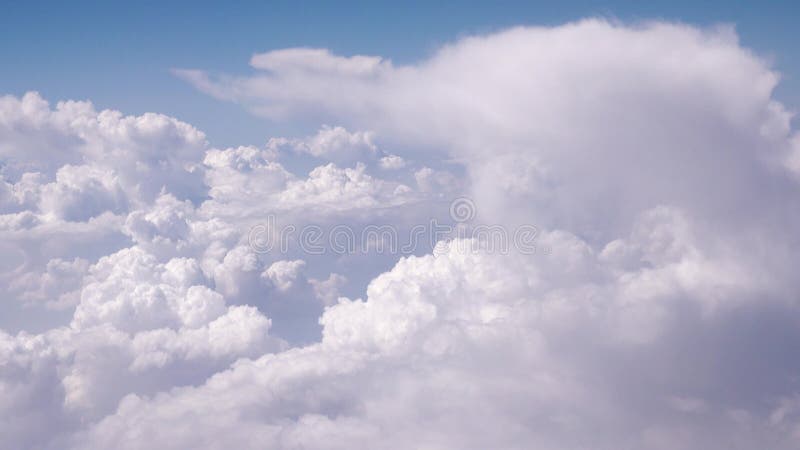 Nuvole che passano un cielo blu