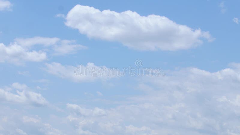 Nuvole che si muovono nel cielo blu
