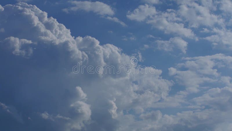 Nuvole che si muovono nel cielo blu