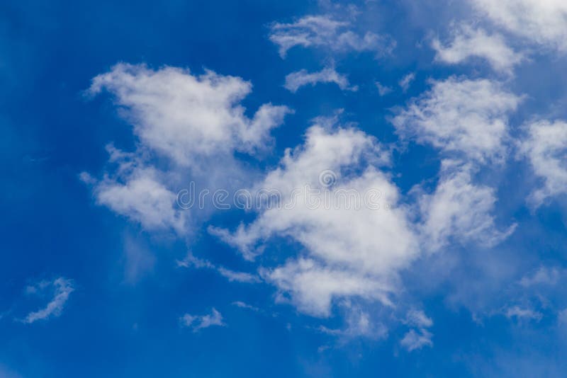 Nuvole contro cielo blu come fondo astratto fotografia stock Nuvole contro cielo blu come fondo astratto fotografia stock