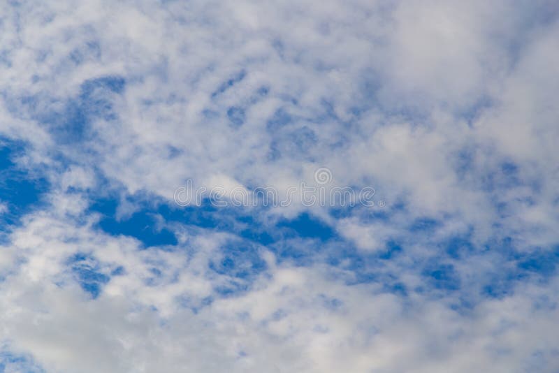 Nuvole contro il cielo blu come fondo fotografia stock libera da diritti Nuvole contro il cielo blu come fondo fotografia stock libera da diritti