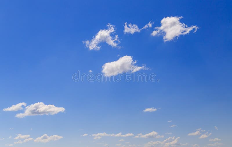 Nuvole contro il cielo blu come fondo fotografia stock Nuvole contro il cielo blu come fondo fotografia stock