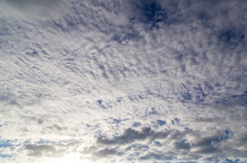 Nuvole contro il cielo blu come fondo fotografia stock libera da diritti Nuvole contro il cielo blu come fondo fotografia stock libera da diritti