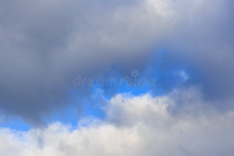 Nuvole contro il cielo blu come fondo fotografia stock libera da diritti Nuvole contro il cielo blu come fondo fotografia stock libera da diritti
