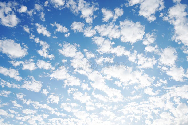Nuvole del fondo con un cielo blu fotografie stock libere da diritti Nuvole del fondo con un cielo blu fotografie stock libere da diritti