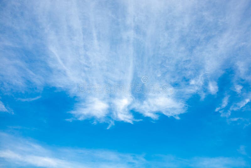 Nuvole di cirrostrato come un drago fuoco-respirante sul cielo soleggiato blu fotografia stock Nuvole di cirrostrato come un drago fuoco-respirante sul cielo soleggiato blu fotografia stock