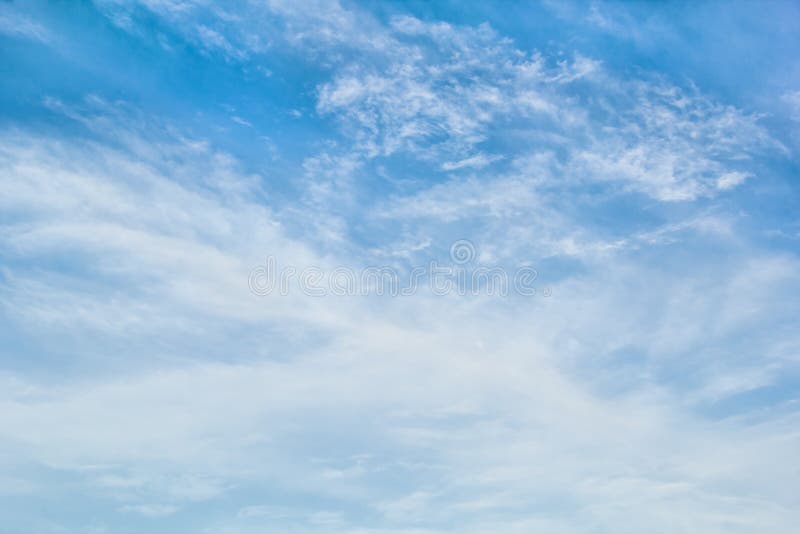 Nuvole di cirrostrato nel cielo blu fotografia stock libera da diritti Nuvole di cirrostrato nel cielo blu fotografia stock libera da diritti