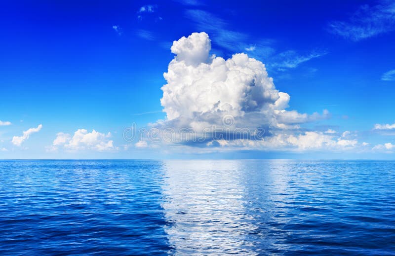 Nuvole di cumulo bianco nel cielo azzurro sopra il paesaggio marino, grande riflesso nuvoloso sull'acqua sopra il panorama oceani