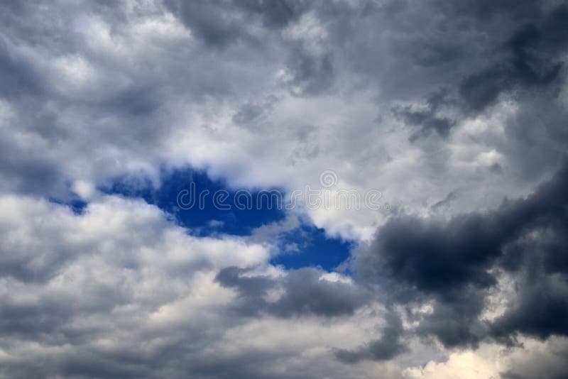 Nuvole di formazione scure con gli elementi del cielo blu subito prima di un temporale visto in Europa