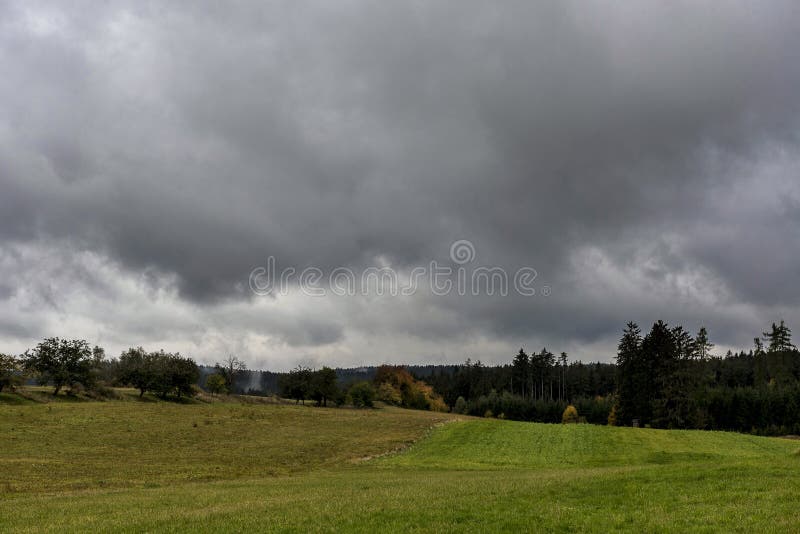 Nuvole di tempesta, correnti sopra i prati verdi alla foresta immagini stock Nuvole di tempesta, correnti sopra i prati verdi alla foresta immagini stock