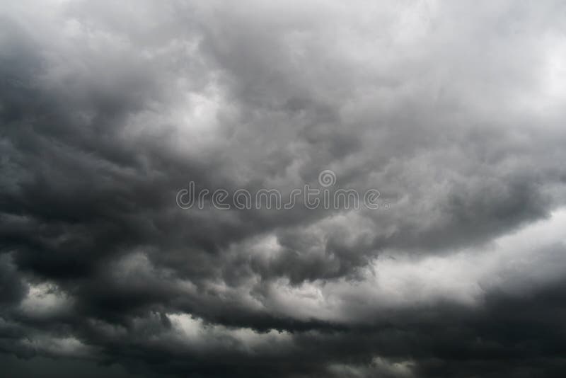 Nuvole di tempesta nel cielo