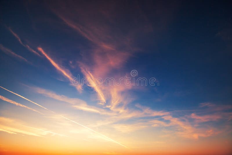 Nuvole drammatiche del cielo di tramonto fotografia stock libera da diritti Nuvole drammatiche del cielo di tramonto fotografia stock libera da diritti