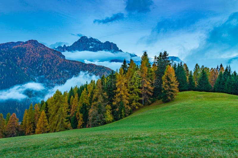 Nuvole e il Monte Civetta nelle Dolomiti vicino Canazei fotografia stock Nuvole e il Monte Civetta nelle Dolomiti vicino Canazei fotografia stock