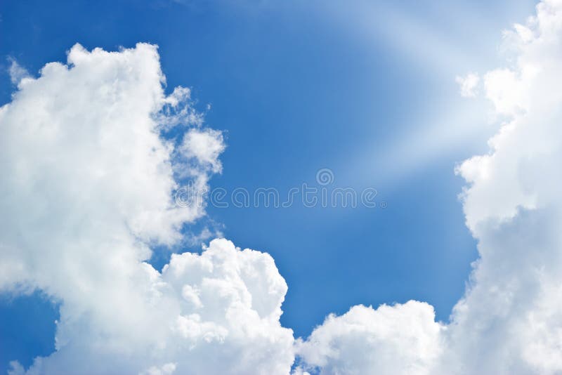 Nuvole e raggio di sole del cielo blu