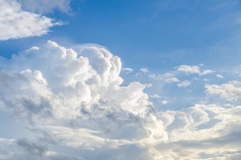 Nuvole gonfie e cielo blu immagine stock libera da diritti Nuvole gonfie e cielo blu immagine stock libera da diritti