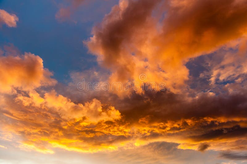 Nuvole nel cielo al tramonto Bello cielo alla sera immagini stock libere da diritti Nuvole nel cielo al tramonto Bello cielo alla sera immagini stock libere da diritti