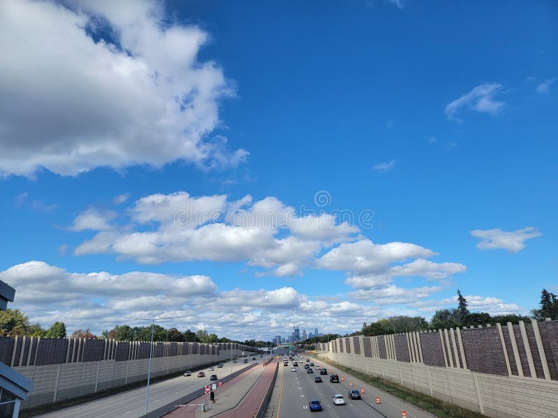 Nuvole pedonali dell'autostrada skyline recinzione auto minneapolis lato sud immagini stock