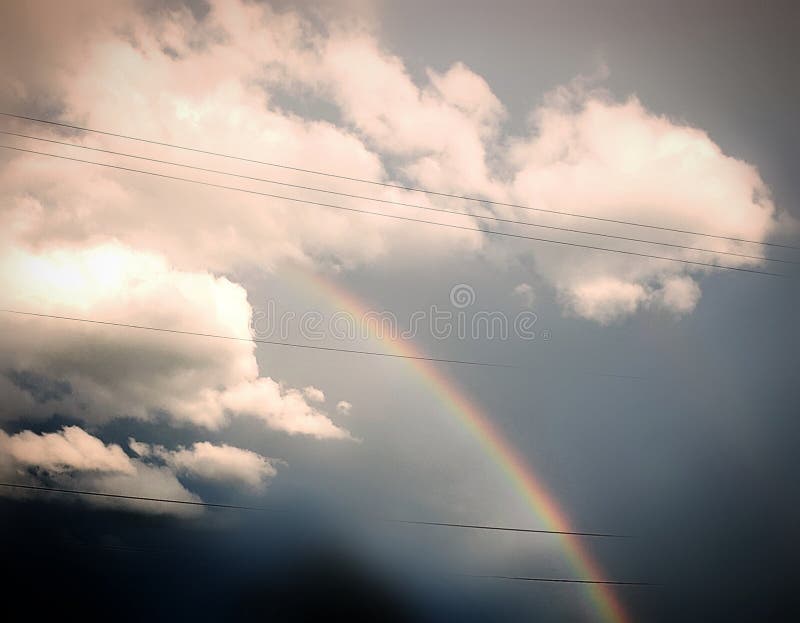 Nuvole splendide dell'arcobaleno immagine stock libera da diritti Nuvole splendide dell'arcobaleno immagine stock libera da diritti
