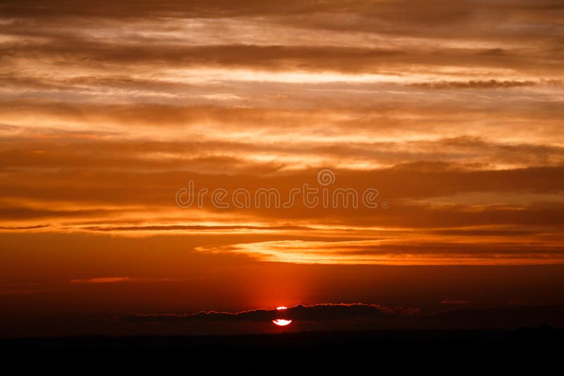 Nuvole stupefacenti del sole al crepuscolo Immagine di tramonto bella s nuvolosa rossa fotografia stock Nuvole stupefacenti del sole al crepuscolo Immagine di tramonto bella s nuvolosa rossa fotografia stock
