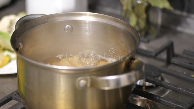 Nuvole a vapore o a vapore derivanti da padella di acciaio bollente su stufa. vapore prodotto dalla pentola durante la cottura. va