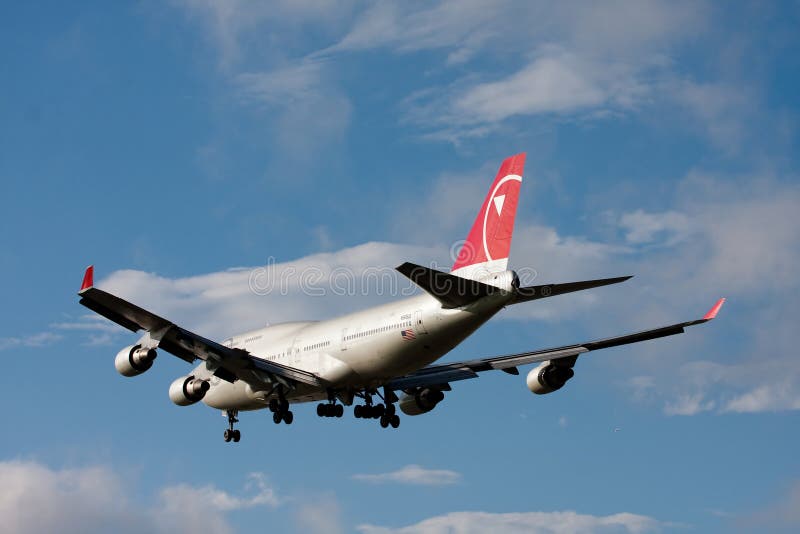 NWA Boeing 747 all'AEROPORTO di NARITA immagine stock NWA Boeing 747 all'AEROPORTO di NARITA immagine stock