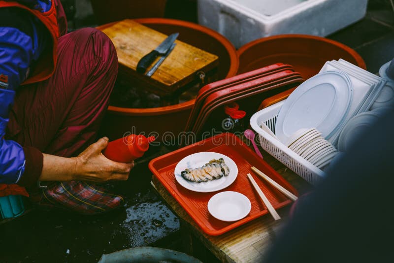 Ny Abalone som är klar att tjäna som med sås på Jusangjeolli Jeju ö, Sydkorea arkivbilder Ny Abalone som är klar att tjäna som med sås på Jusangjeolli Jeju ö, Sydkorea arkivbilder