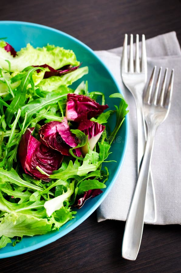 Ny blandning för grön sallad för sommar på en trätabell arkivbilder Ny blandning för grön sallad för sommar på en trätabell arkivbilder