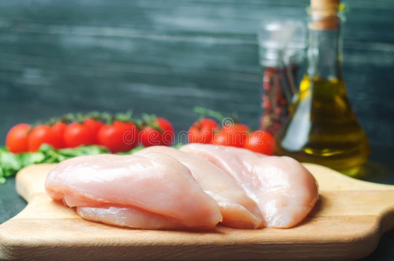 Ny feg filé med grönsaker, kryddor och örter på en träskärbräda, köttingrediens för att laga mat royaltyfri foto Ny feg filé med grönsaker, kryddor och örter på en träskärbräda, köttingrediens för att laga mat royaltyfri foto