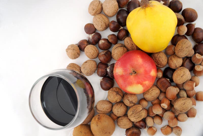 Ny frukt kombinerade med muttrar och exponeringsglas av vin royaltyfri fotografi Ny frukt kombinerade med muttrar och exponeringsglas av vin royaltyfri fotografi