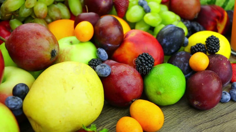 Ny fruktsaft och en grupp av frukt lager videofilmer Ny fruktsaft och en grupp av frukt lager videofilmer
