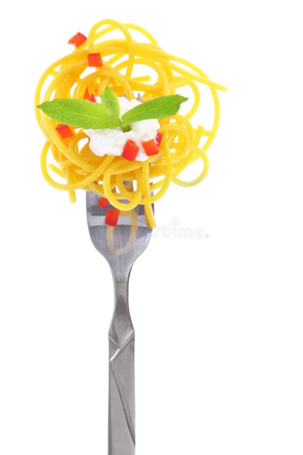 Ny färgrik sammansättning med pasta på gaffel arkivbild