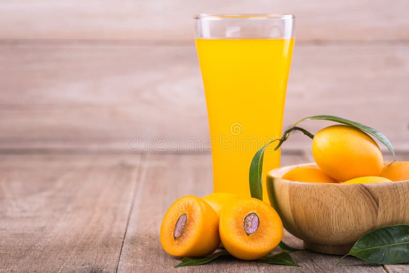 Ny gul marian plommonfrukt (Mayongchid i thailändskt namn) och jui royaltyfria foton Ny gul marian plommonfrukt (Mayongchid i thailändskt namn) och jui royaltyfria foton