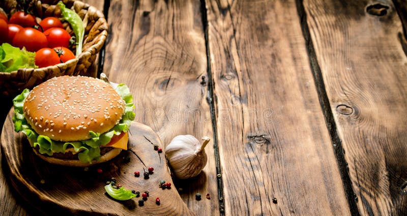 Ny hamburgare med grönsaker, kött och kryddor royaltyfri bild Ny hamburgare med grönsaker, kött och kryddor royaltyfri bild