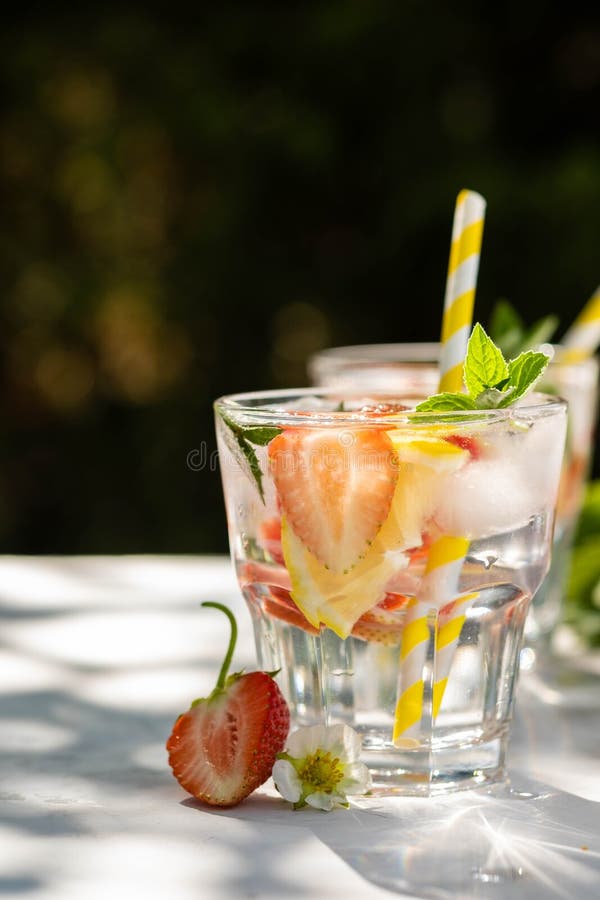 ny jordgubbe för coctail Ny sommarcoctail med jordgubbe- och iskuber Exponeringsglas av jordgubbesodavattendrinken på mörker arkivfoton ny jordgubbe för coctail Ny sommarcoctail med jordgubbe- och iskuber Exponeringsglas av jordgubbesodavattendrinken på mörker arkivfoton