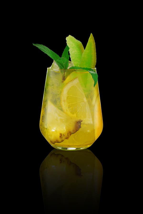 Ny kall tropisk coctail över svart bakgrund fotografering för bildbyråer Ny kall tropisk coctail över svart bakgrund fotografering för bildbyråer