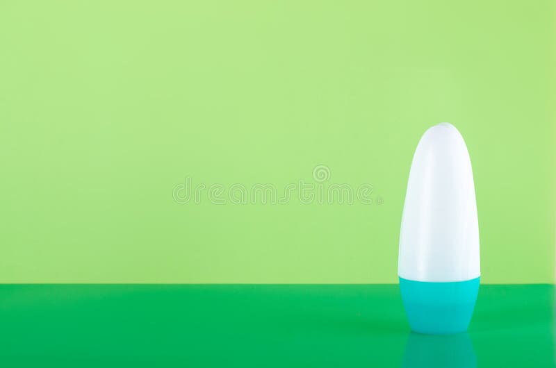 Ny kropp för rullantiperspirant arkivfoto
