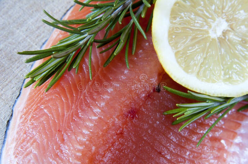 Ny lax och citron arkivfoton