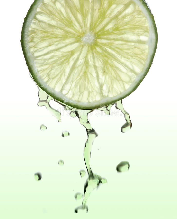 Ny limefruktskiva med fruktsaftdroppar royaltyfri foto Ny limefruktskiva med fruktsaftdroppar royaltyfri foto