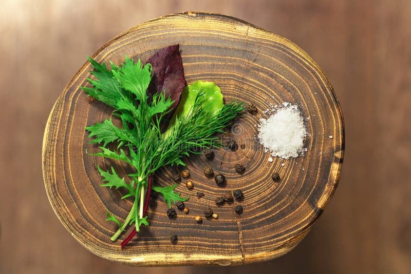 Ny lövrik grön blandning över lantlig träbakgrund och en salt handfull och svartpeppar som ligger nära den begreppet bantar sunt arkivbilder Ny lövrik grön blandning över lantlig träbakgrund och en salt handfull och svartpeppar som ligger nära den begreppet bantar sunt arkivbilder