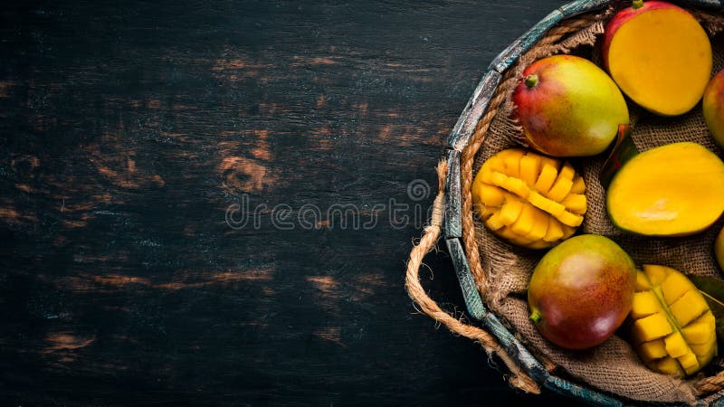Ny mango i en träask P? en tr?bakgrund b?r fruktt tropiskt arkivfoton Ny mango i en träask P? en tr?bakgrund b?r fruktt tropiskt arkivfoton